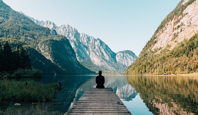 hombre en un lago