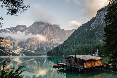 פאזל של Boathouse on a mountain lake