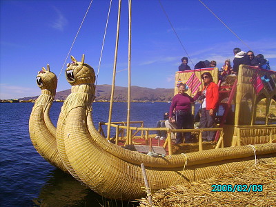 En balsa de totora, lago Titicaca.