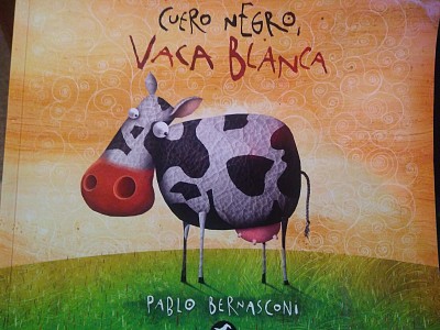 Cuero negro vaca blan