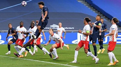 Foto do zagueiro Marquinhos(PSG) cabeceando a bola