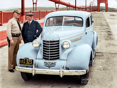 פאזל של 1937 Oldsmobile F 4 door touring sedan