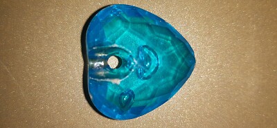 Foto de uma pedra em formato de coraÃ§Ã£o azul