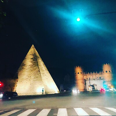 פאזל של Piramide Cestia by night