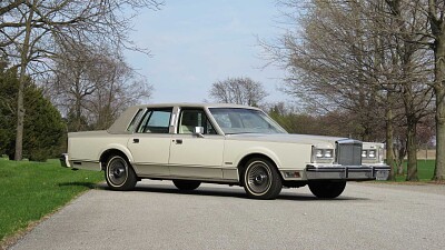 פאזל של 1982 Lincoln Town Car