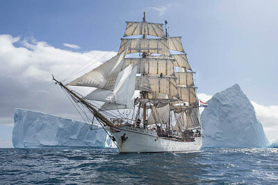 Adventurer Sails to Antarctica on 100-year-old Shi