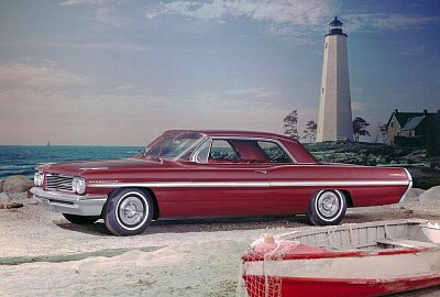 פאזל של 1962 Pontiac Bonneville promotional photo.