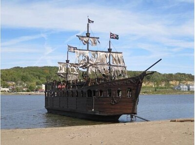 פאזל של pirate-ship  vessel, real-life houseboat.
