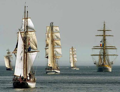 פאזל של Halifax harbour prepares to host tall ships
