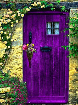 puerta violeta