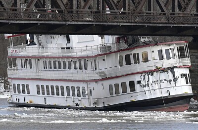 Loose boats in the Hudson