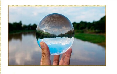 una bola transparente y redonda