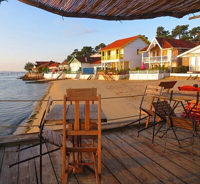 TERRASSE SUR LE BORD