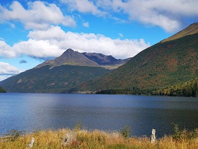 Lago e céu azul