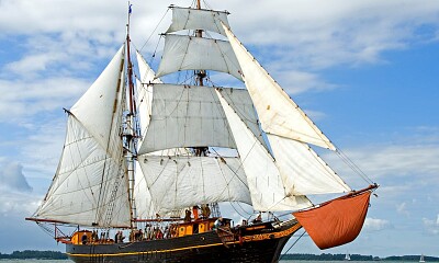 פאזל של sailing ships cleaning up sea transport