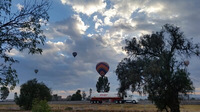 Trailer, árbol, globo, cielo