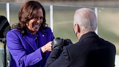 פאזל של biden harris fistbump