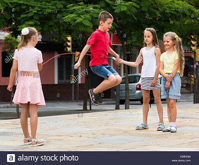 NIÑOS SALTANDO