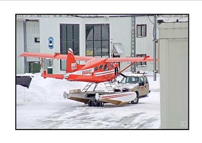 פאזל של Half truck moving a small plane