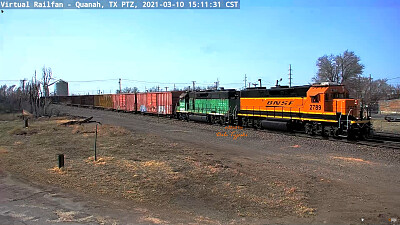 BNSF-2789   BNSF-3027(green) at Quanah,TX/USA