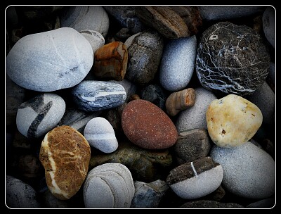 Sur la plage les galets