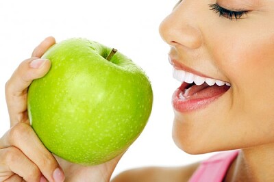 comiendo una manzana