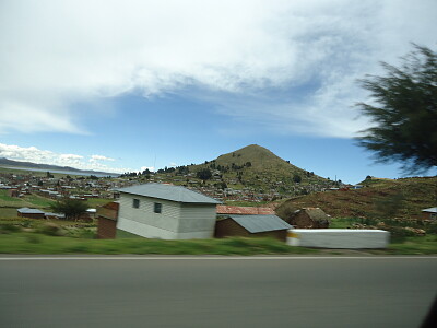 casas al lado del lago titicaca lado peru