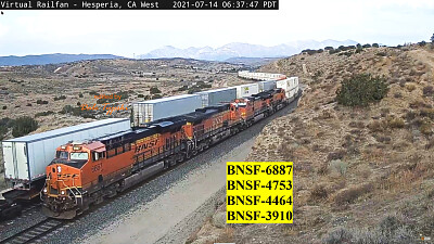 פאזל של BNSF-6887,4753, 4464, 3910 at Hesperia,CA/USA meets another BNSF train