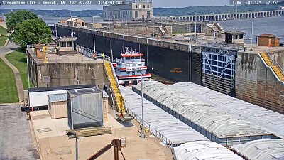 Tom Frazier 15 barges exiting the lock Keokuk,IA/USA