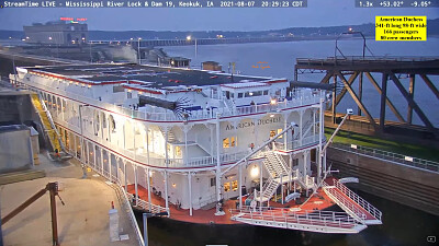 American Duchess sternwheeler in Mississsippi lock