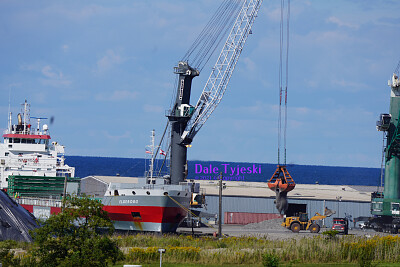  "saltie " m/v Elbeborg unloading mineral ore
