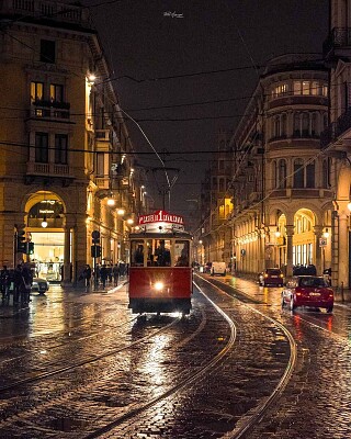 tram torino notte pioggia luci riflessi