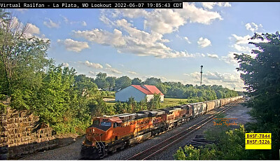 BNSF-7844   BNSF-5226 passing the LaPlata,MO/USA  