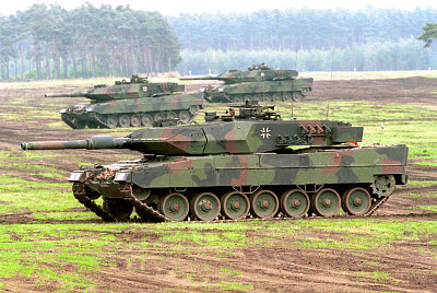 Leopard II 's in action jigsaw puzzle