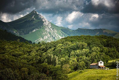 Chapelle Sainte-Croix d 'Alciette et le Pic de Bého