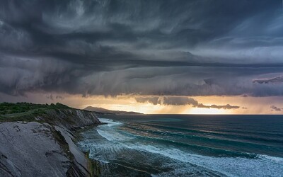 Corniche d 'Urrugne sous l 'orage en 2021