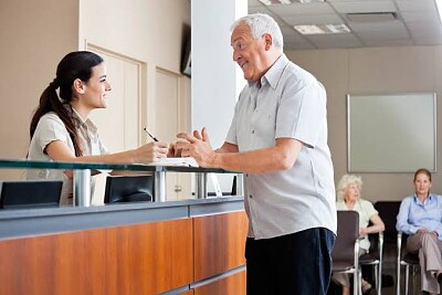 Como deve agir uma Recepcionista