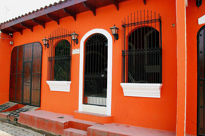 400.- CASA COLORETEADA