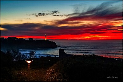 Le Phare de Biarritz après le coucher du soleil