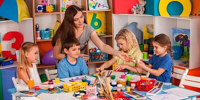 Niños pintando jigsaw puzzle