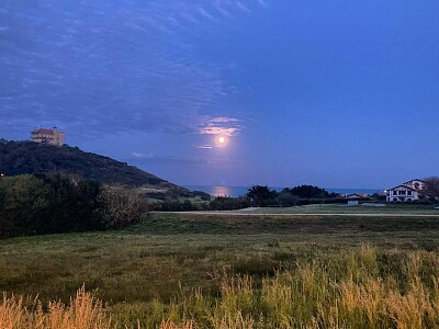 La Lune se reflète sur l 'océan-Biarritz