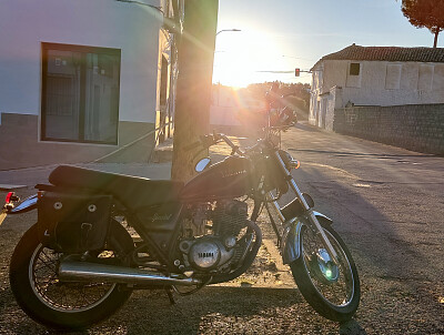 פאזל של Yamaha sr250 Special de 1989 al atardecer