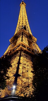 Torre Eiffel iluminada, París, Francia, 2023