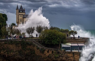 Grosse vague sur la Villa Belsa