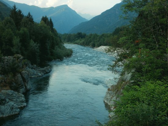 fiume tra i monti al tramonto