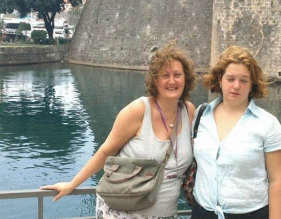 Con su madre en el crucero