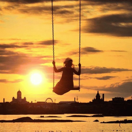 NiÃ±a en columpio - Atardecer en Helsinki