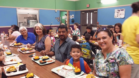 KINDER DE YADIEL CON ABUELITOS