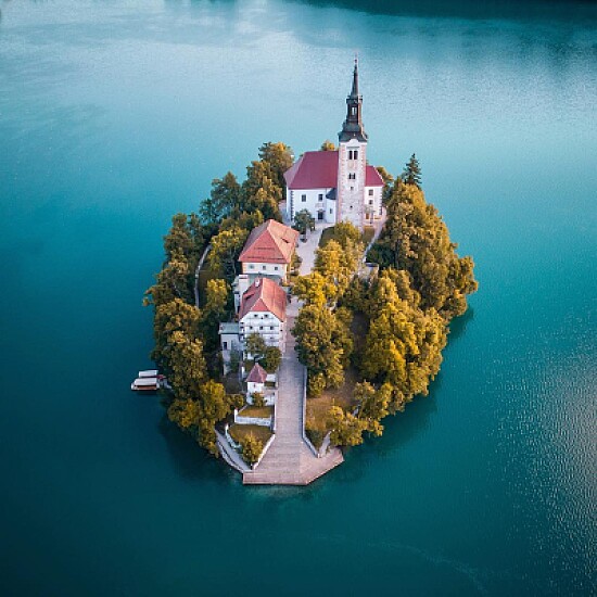 ISLA EN MEDIO DEL LAGO