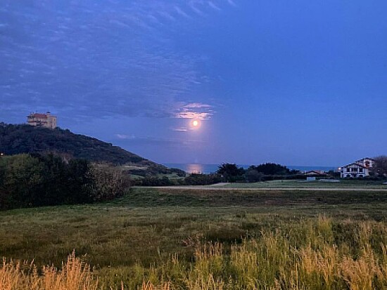 La Lune se reflète sur l 'océan-Biarritz